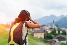 女人摄影师高山村的夏天时间