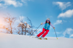 女人女孩女滑雪滑雪下坡在阳光明媚的一天