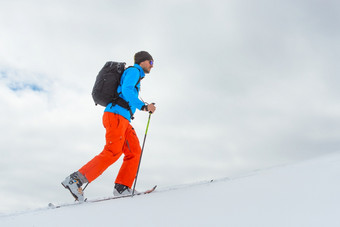 男人。独自一人与滑雪登山爬对的峰会