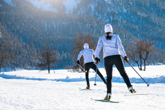 夫妇男人。和女人越野滑雪者前培训滑冰技术
