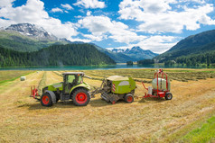 拖拉机工作的有包和创建完全自动梅多斯的瑞士阿尔卑斯山脉