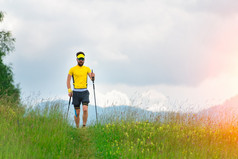 北欧走山草地年轻的男人。运动员