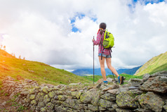 瘦女孩短裤实践徒步旅行独自一人的美丽的山景观夏天