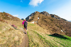 徒步旅行女人独自一人山小道