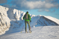 登山者冬天景观与雪鞋美丽的框架