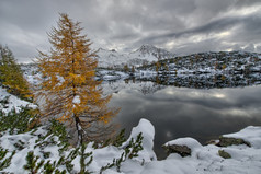 山湖黄昏秋天与的第一个雪