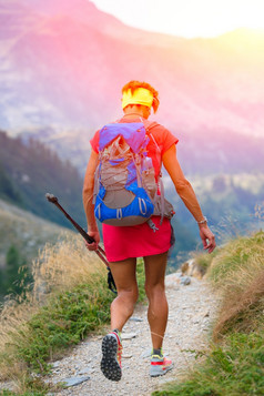 女人与美丽的身体和衣服技术徒步旅行山路径