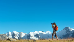 女孩照片高山的阿尔卑斯山脉