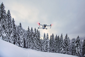 无人机只是得到了飞行后降雪附近树
