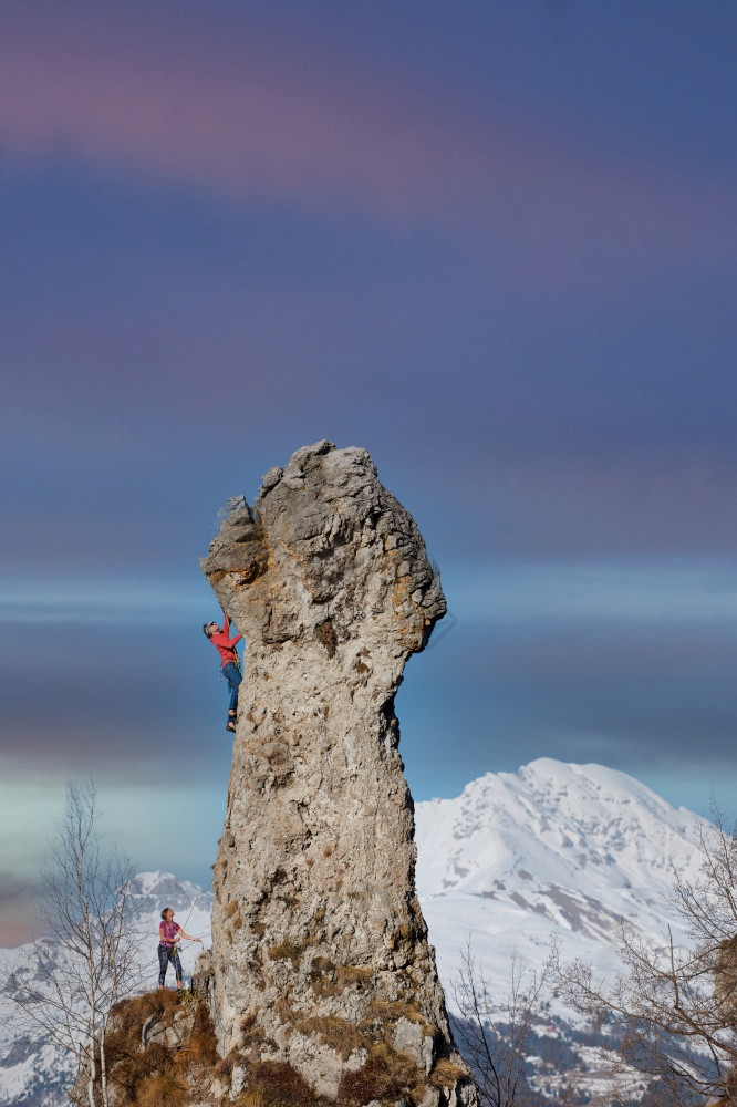 岩石峰与夫妇登山者绳子图片