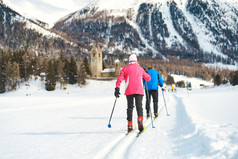 夫妇上了年纪的实践越野滑雪