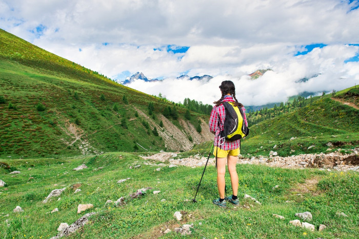 女孩山草地在走图片
