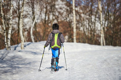 小孩子与巡回演出滑雪板雪路