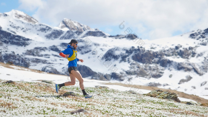 运动员跑步者在山锻炼春天