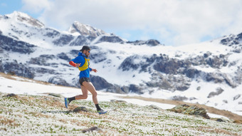 运动员跑步者在山锻炼春天