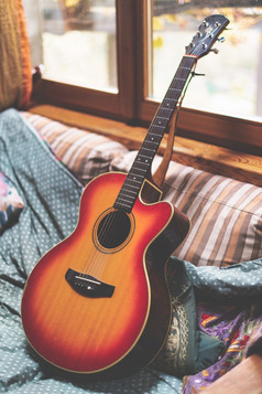 声吉他休息沙发后被玩