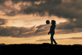 孩子轮廓运球与足球球