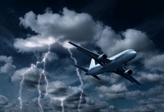 乘客飞机屈服动荡不安的雷雨和闪电