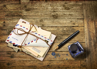 怀旧航空邮件信与墨水瓶和喷泉笔木背景野生西风格