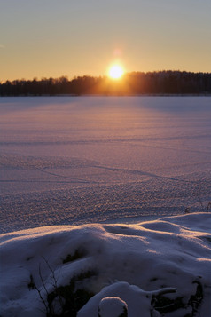 日落冻湖冬天季节概念