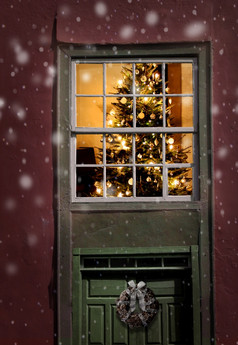 圣诞节树见过外窗口降雪背景基斯圣诞节树窗口