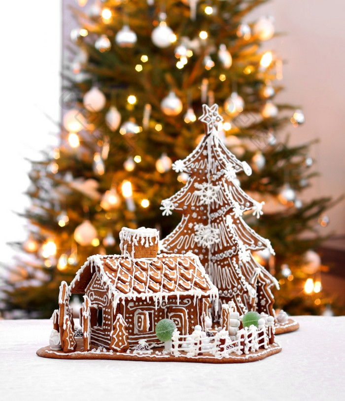 姜饼小屋房子和圣诞节树首页室内背景姜饼小屋和圣诞节树