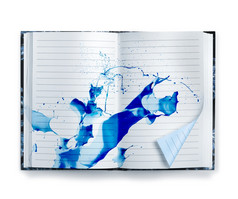开放纸笔记本与蓝色的墨水飞溅孤立的白色背景蓝色的记忆笔记本墨水飞溅