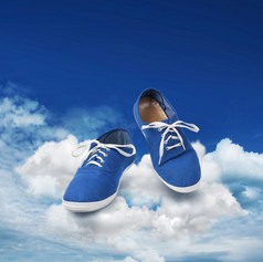 蓝色的鞋子跳舞云软走概念云互联网电子邮件服务概念