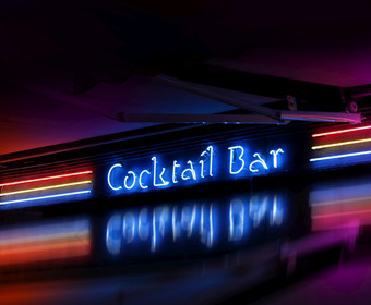 色彩斑斓的coctail酒吧霓虹灯标志发光的黑暗背景coctail酒吧霓虹灯标志发光的