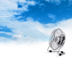电风扇吹新鲜的空气流蓝色的天空背景电冷却器风扇吹新鲜的空气