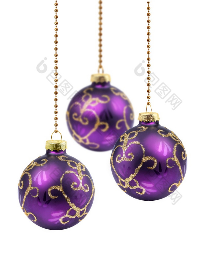 三个紫色的黄金圣诞节球挂白色背景孤立的紫色的圣诞节球