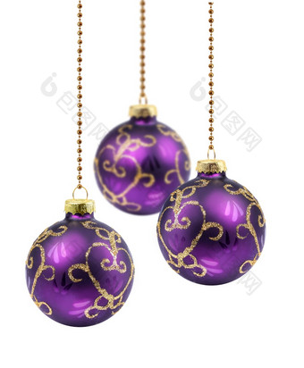 三个<strong>紫</strong>色的黄金圣诞节<strong>球</strong>挂白色背景孤立的<strong>紫</strong>色的圣诞节<strong>球</strong>