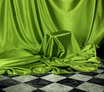 某物秘密蒙着面纱下绿色缎柔滑的布织物秘密绿色神秘
