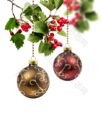 红色的和金圣诞节球与山楂浆果分支孤立的白色红色的和金圣诞节球山楂