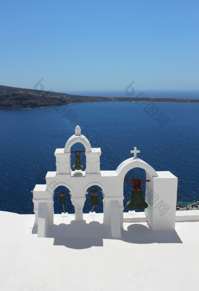 白色贝尔塔希腊教堂对蓝色的海和天空背景贝尔塔希腊教堂