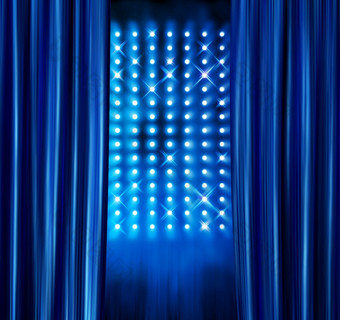 蓝色的缎窗帘揭示专业阶段关注的焦点灯墙阶段聚光灯蓝色的窗帘