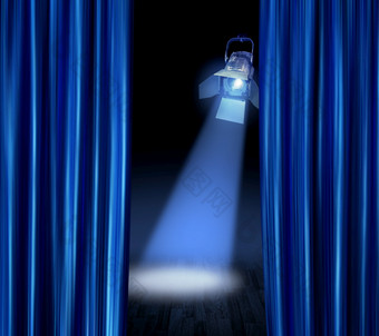 蓝色的缎窗帘揭示专业阶段关注的焦点灯梁阶段关注的焦点蓝色的窗帘