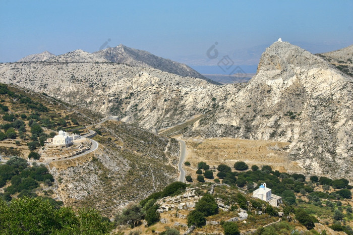 三个希腊山教堂相同谷景观三个希腊教堂