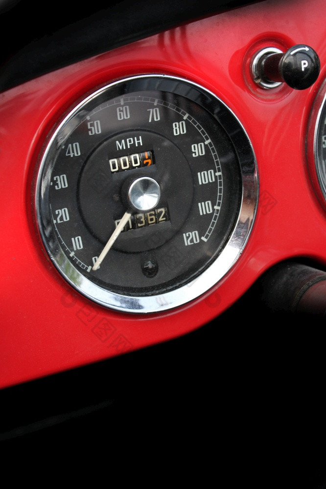 镀铬的古董速度计破折号经典红色的体育车经典车速度计