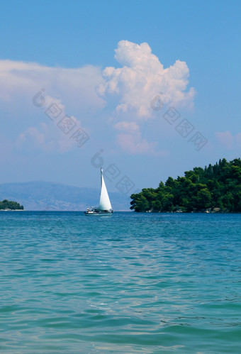 孤独的帆船接近和平天堂岛绿松石海孤独的帆船