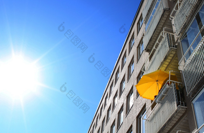 黄色的太阳乌姆雷拉阳台热夏天一天燃烧热夏天阳台