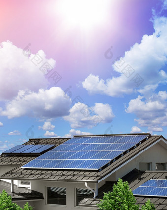 太阳能面板系统房子屋顶阳光<strong>明媚</strong>的蓝色的天空背景可再生绿色能源概念太阳能面板房子屋顶