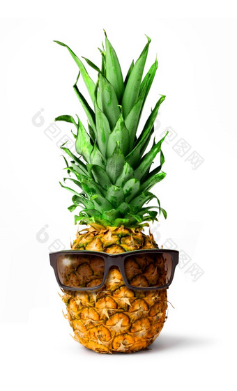 新鲜的热带菠萝水果与太阳镜假期概念孤立的白色背景新鲜的菠萝水果孤立的