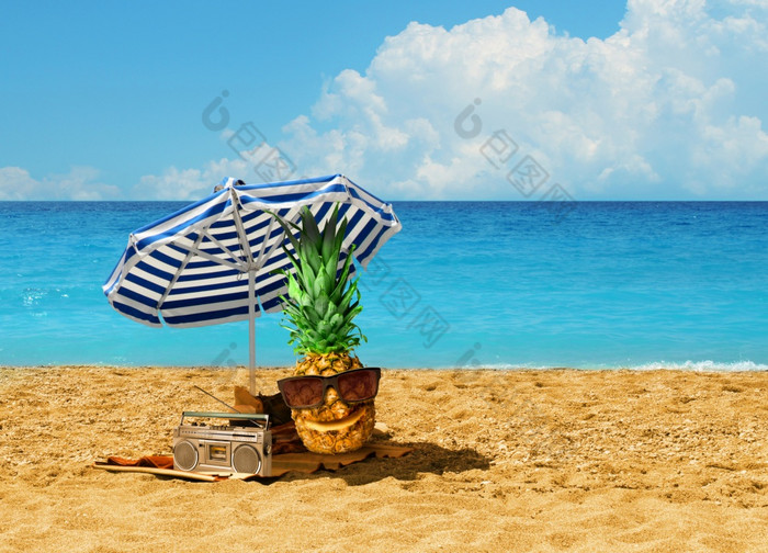 快乐菠萝字符有夏天假期下蓝白色伞热桑迪海滩绿松石蓝色的海洋海滩齿轮