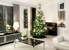 现代圣诞节生活房间斯堪的那维亚白色风格与圣诞节树和装饰