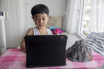 特写镜头亚洲男孩研究通过在线电子学习系统有<strong>视频</strong>调用遥远的类与老师使用移动PC首页新冠病毒冠状病毒研究在线电脑在家<strong>教育</strong>概念