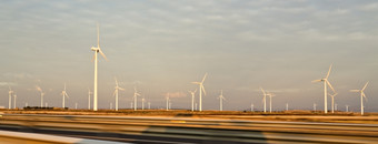大风权力农场沿着的<strong>高</strong>速公路西班牙风权力目前的最便宜的源大<strong>规模</strong>的可再生能源