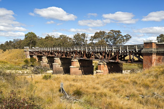 光明面铁路桥在的Tenterfield溪Tenterfield新南威尔士澳大利亚建从铁皮木硬木有下降成失修