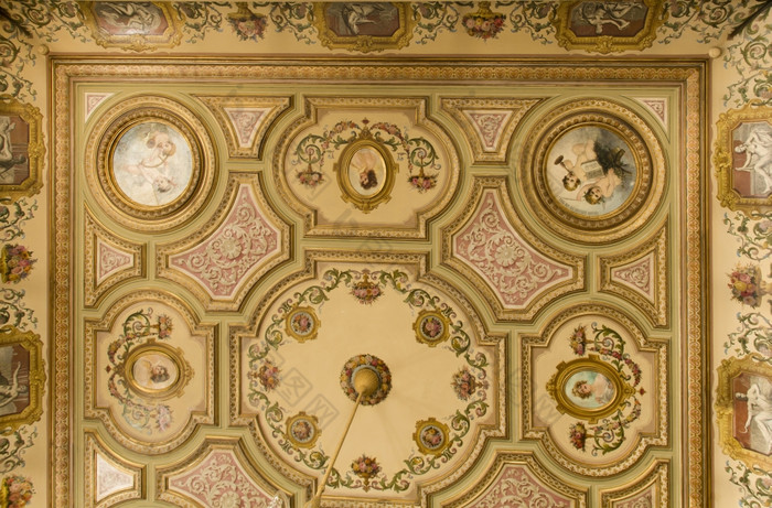 细节的金大厅天花板里斯本葡萄牙的里斯本城市大厅建之间的和实际座位里斯本城市委员会