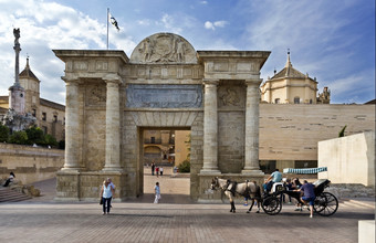 游客附近的的门的桥文艺复兴时期的门与中央广场通道站两个夫妻多利安式列克服古典风格柱上楣构科尔多瓦西班牙